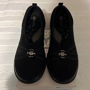 In box BZEES size 8 1/2 black flats